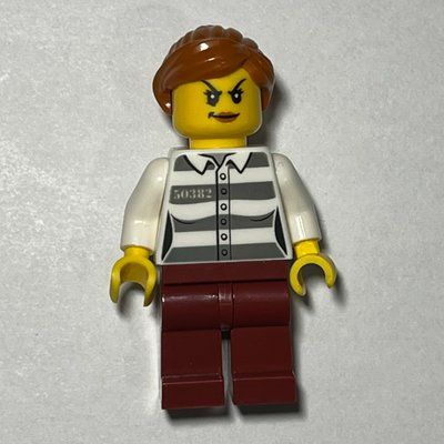 Minifiguur Criminal, Woman, Prison Shirt with '50382', Dark Red Legs, Dark Orange Hair uit set 60275