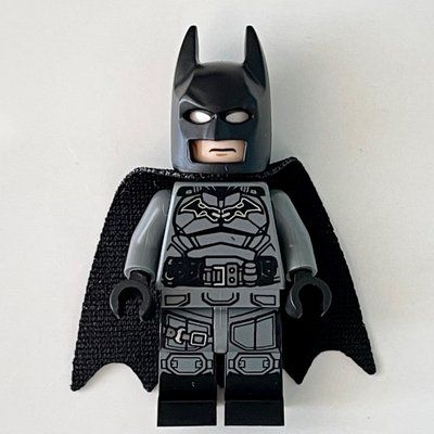 Figurine Batman, Dark Bluish Gray Suit, Black Cape and Cowl, Light Nougat Head, Dark Bluish Gray Hips, Black Legs du set 76181