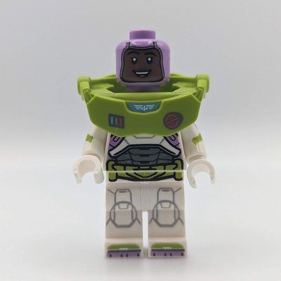 Minifiguur Izzy Hawthorne - Star Command Suit uit set 76831