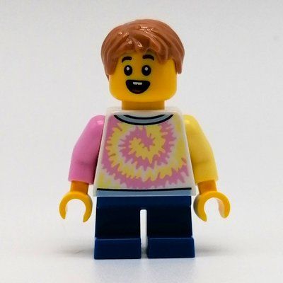 Figurine Boy, Tie-dye Shirt, Short Blue Legs du set 60335