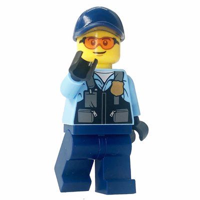 Minifigur Police Officer, Bright Light Blue Shirt, Dark Blue Vest, Legs, and Cap aus Set 60371