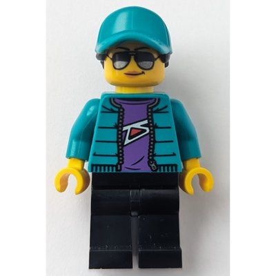 Minifigurka Woman, Dark Turquoise Jacket and Cap, Black Legs z zestawu 60389