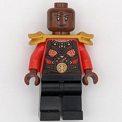 Minifigurka Okoye, Gold Shoulder Armor z zestawu 76266