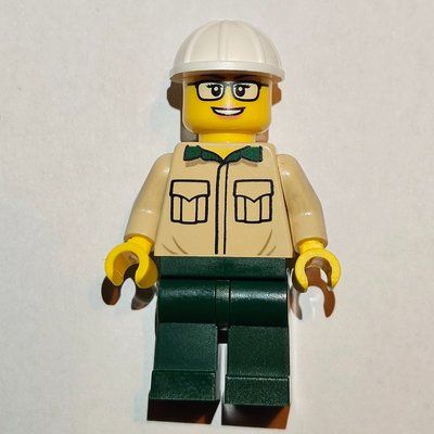 Figurine Construction Engineer / Architect - Tan Torso, Dark Green Legs, White Helmet du set 910008