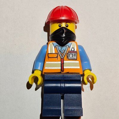 Figurine Construction Worker - Orange Torso, Dark Blue Legs, Red Helmet, Black Bandana du set 910008