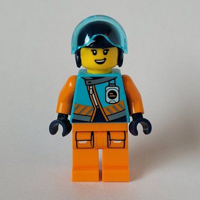 Minifigure Arctic Explorer Pilot, Iris Icicle, Medium Azure and Orange Suit, Dark Blue Helmet del set 60368