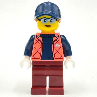 Minifigur Woman, Coral Jacket, Dark Red Legs, Dark Blue Cap with Hair aus Set 60366