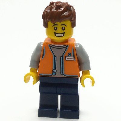 Minifigura Shopkeeper, Orange Vest, Dark Blue Legs, Reddish Brown Hair del set 60365
