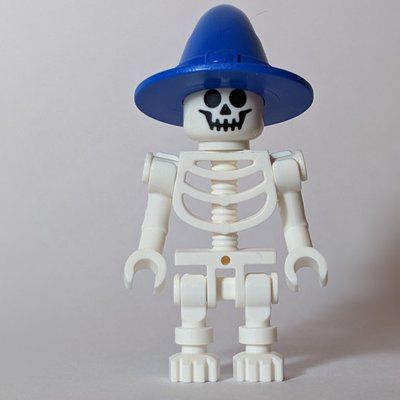Minifigure Skeleton, Standard Face, Bent Arms, Blue Wizard Hat del set 40608