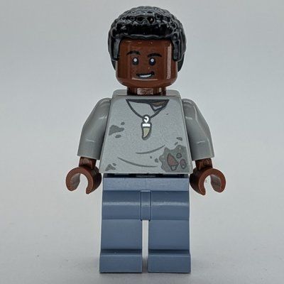 Minifiguur Darius, Light Bluish Gray Shirt uit set 76963