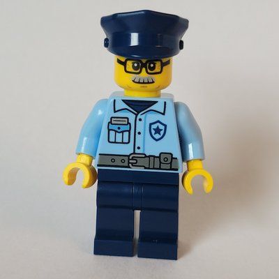 Minifigur Police Officer, Bright Light Blue Torso, Dark Blue Legs, Dark Blue Cap aus Set 60419