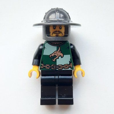 Minifigure Dragon Knight, Dark Green, Wide Brim Helmet, Moustache and Stubble (Pearl Titanium) del set 7946