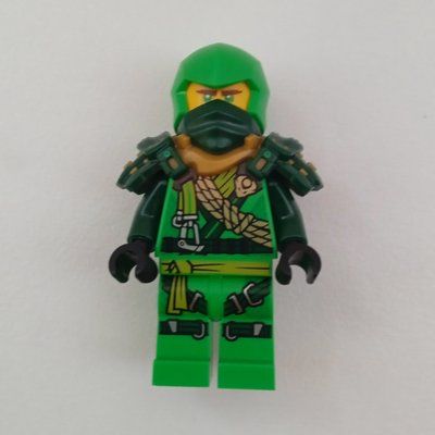 Minifigura Lloyd, Heavy Shoulder Guard del set 71813