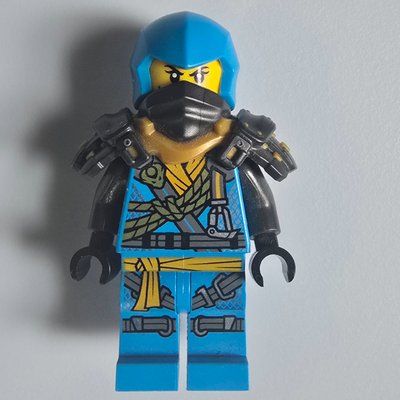 Minifigura Nya, Heavy Shoulder Guard del set 71813