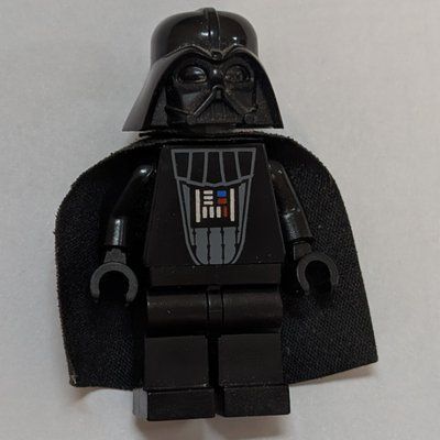 Minifigura Darth Vader, Light Bluish Gray Skin, Scarred Right Cheek, Eyebrows del set 6211