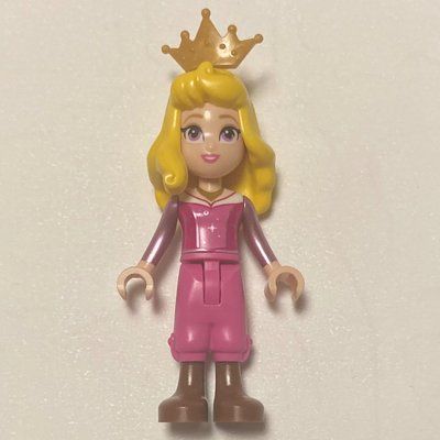 Figurine Aurora - Dark Pink Trousers, Big Eyes, Yellow Hair, Pearl Gold Crown du set 43240