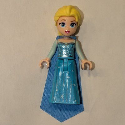 Minifigura Elsa, Medium Azure Dress, Cape, Big Eyes del set 43244