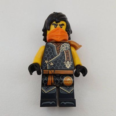 Minifigure Cole, Black Robes, Hair, Shoulder Guard del set 71820