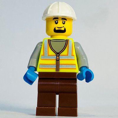 Minifigura Harbor Worker, Vibrant Yellow Safety Vest, Reddish Brown Legs, White Helmet del set 60422