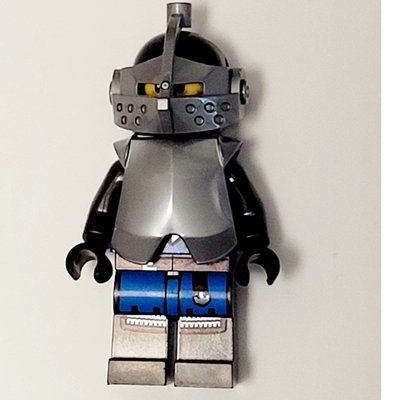 Minifigure Mountain Fortress Black Falcon Soldier - Helmet with Pointed Visor, Armor del set 910045