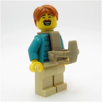 Minifigure Camper, Dark Turquoise Torso, Tan Legs, Baby Carrier del set 60454