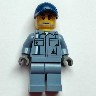 Minifigur Scrapyard Worker, Sand Blue Overall, Dark Blue Cap aus Set 60472