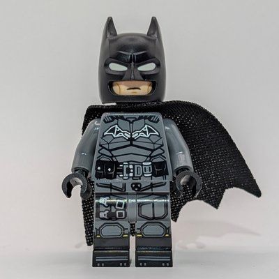 Figurine Batman, Dark Bluish Gray Suit, Black Cape and Cowl du set 76332