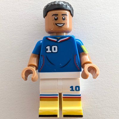 Figurine Kylian Mbappé du set 43013
