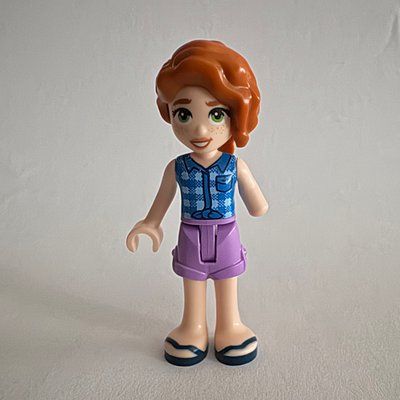 Figurine Autumn, Blue Plaid Shirt, Medium Lavender Shorts du set 42703