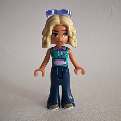 Minifigure Nova, Dark Turquoise Top, Dark Blue Pants, Sunglasses del set 42682