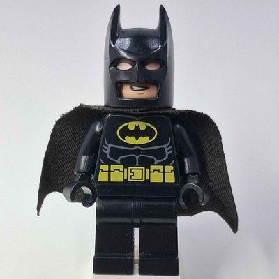 Minifigure Batman, Black Suit, Black Cape and Cowl, Yellow Batman Logo (56630 Cape) (3626b Head), 55704 Cowl del set 6864