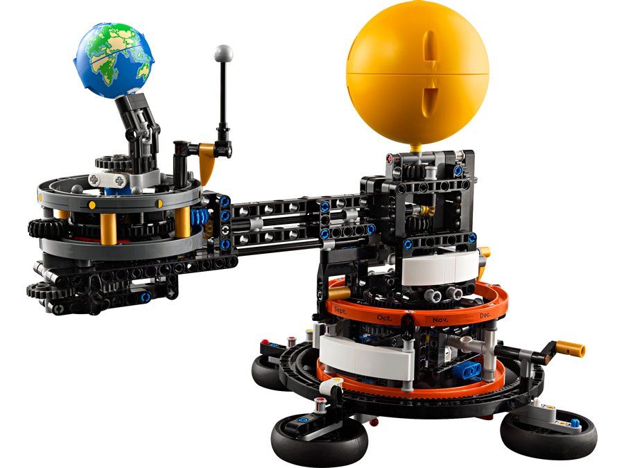 LEGO 42179 La Planète Terre et la Lune en Orbite